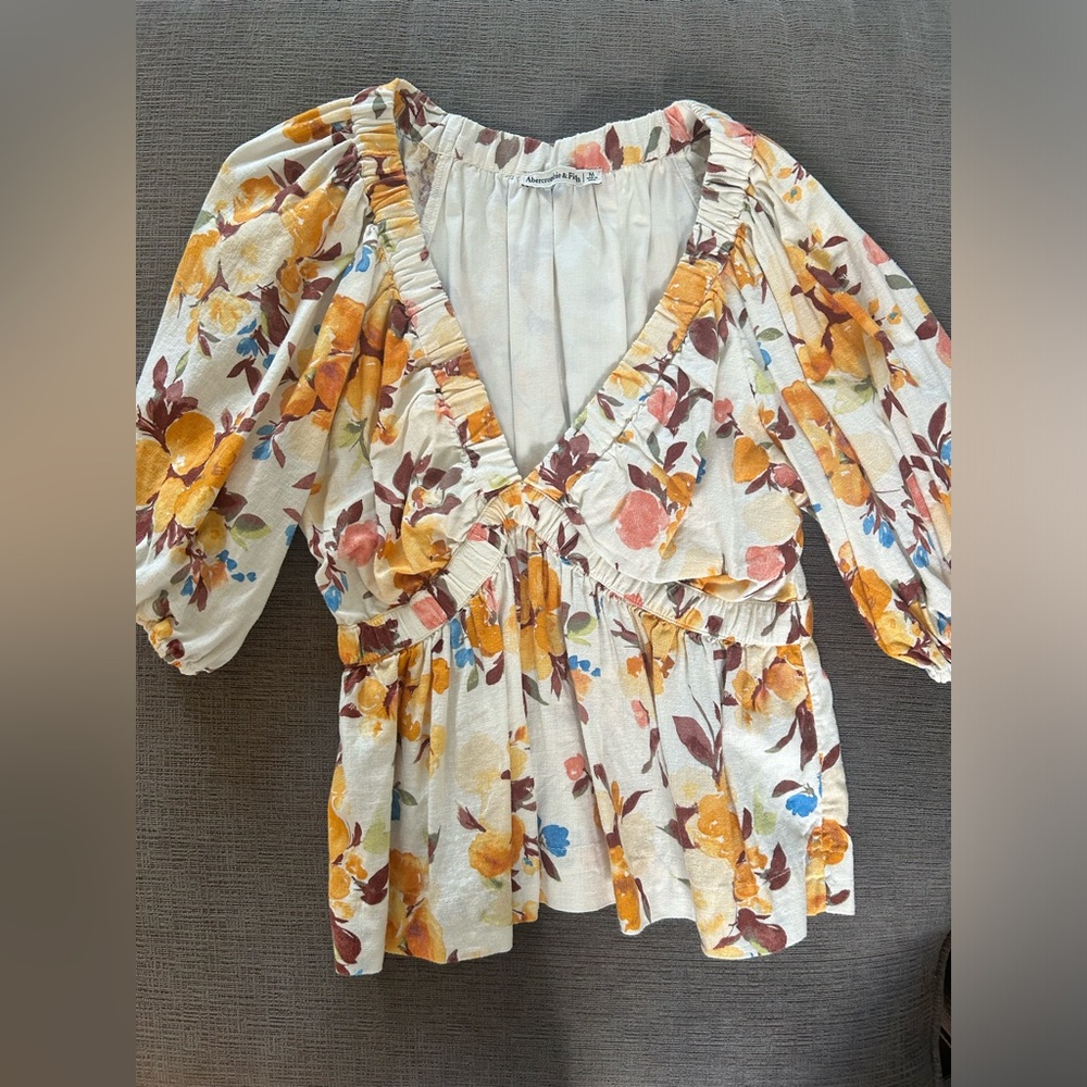 Abercrombie and fitch women’s floral plunge top